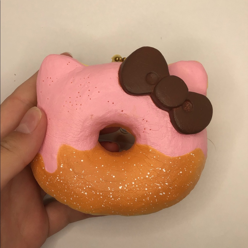 Hello kitty donut squishy